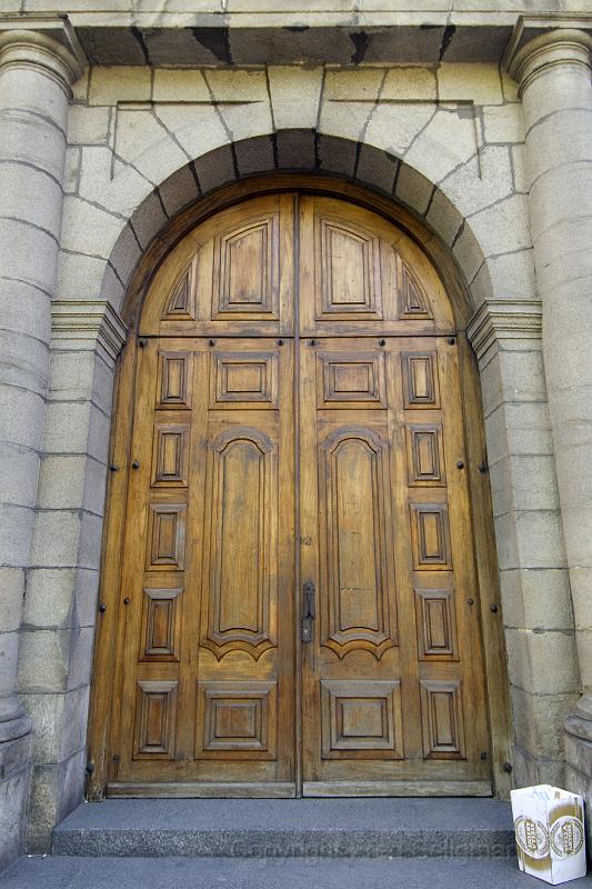 20071206_082927  D2X 2667x4000 v2.jpg - Doorway, Montevideo, Uraguay